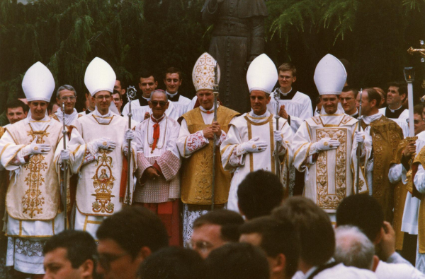 Alfonso de Galarreta, Bernard Tissier de Mallerais, Antonio de Castro Mayer, Marcel Lefebvre, Richard Wiliamson, Bernard Fellay